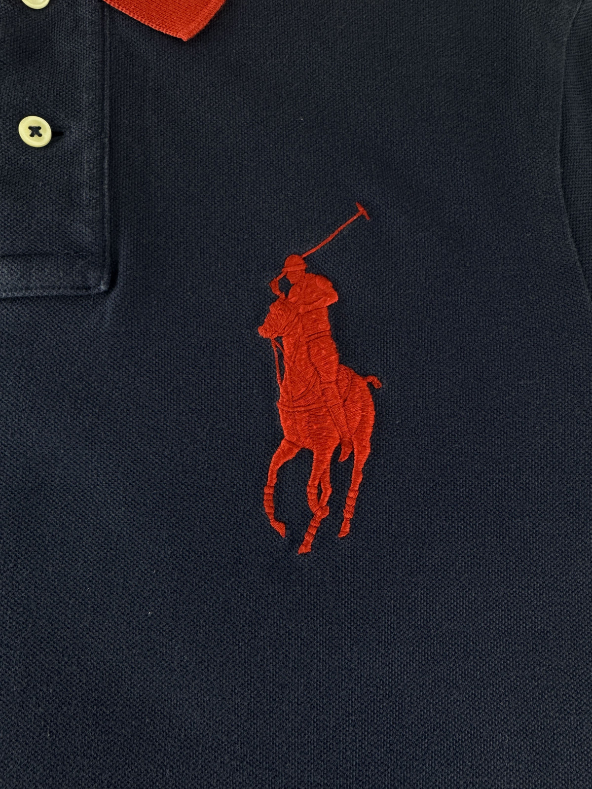 Polo Ralph Lauren Poloshirt Vintage Navy – Big-Pony-Logo Detailaufnahme